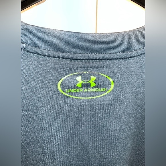 Under Armour Heat Gear Honey Comb Style Short Sleeve Active Shirt Size Large - Picture 4 of 4